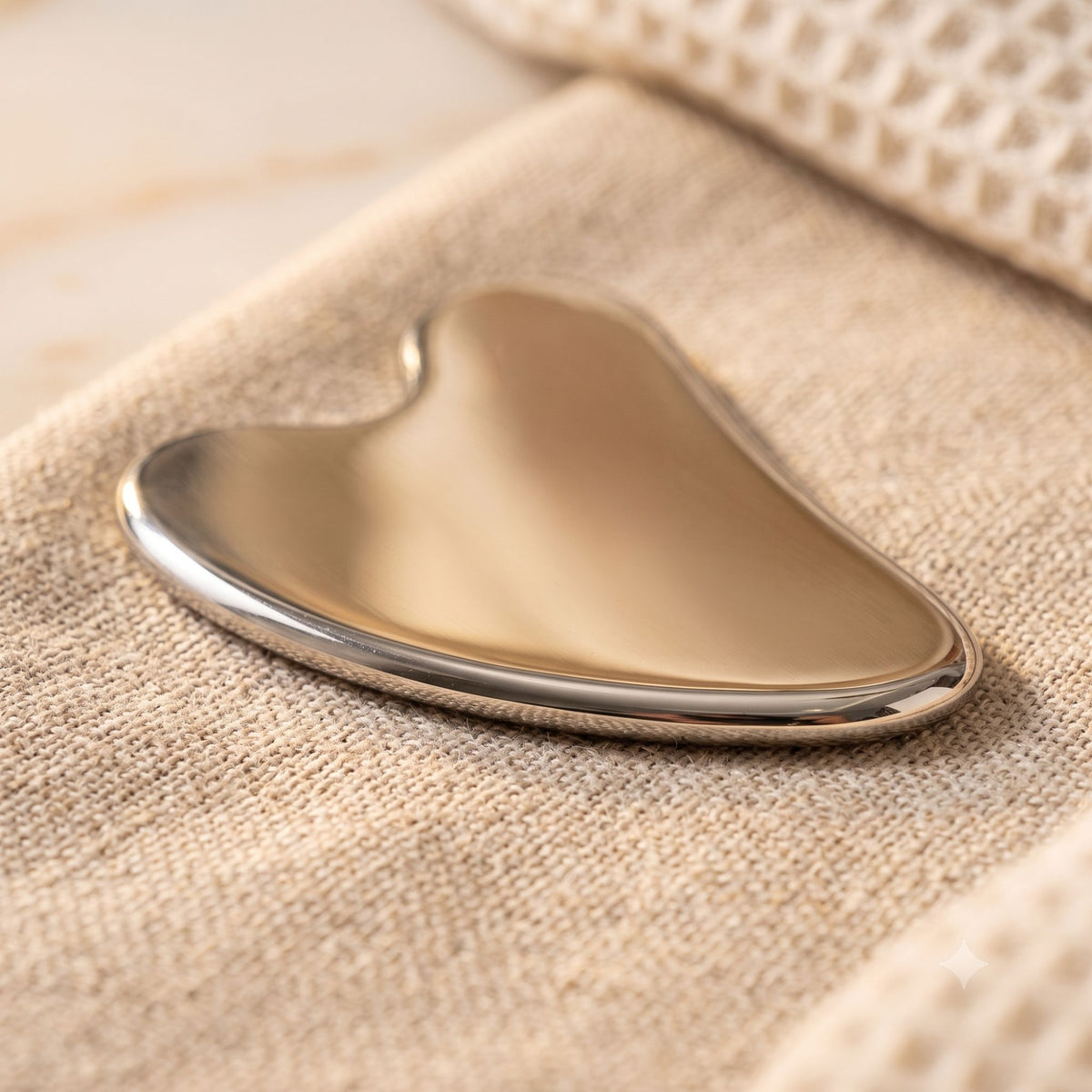 Détail de la planche gua-sha en acier inoxydable Sové