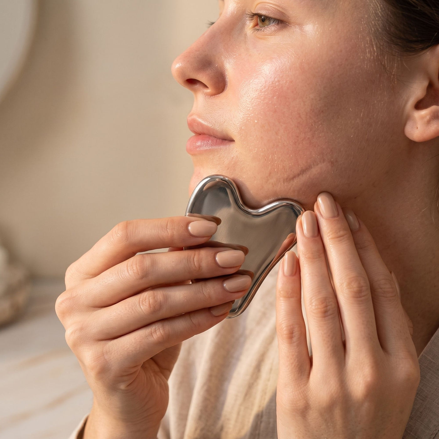 Gua-sha en acier inoxydable pour sculpter l’ovale du visage