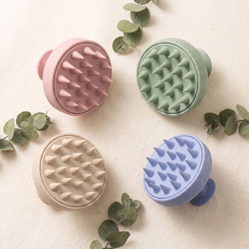 Brosse cuir chevelu silicone en quatre coloris beige vert rose bleu